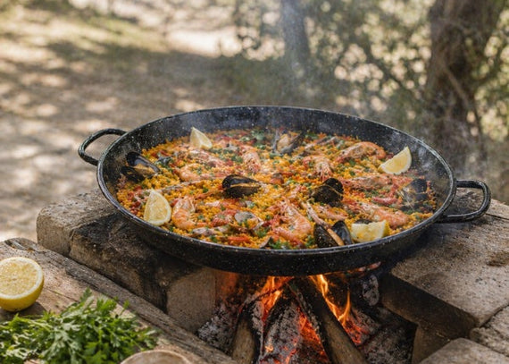 A paellera e o gesto de cozinhar